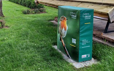 Bild Rotkehlchengarten Friedhof in Celle mit Silly Coat Husse
